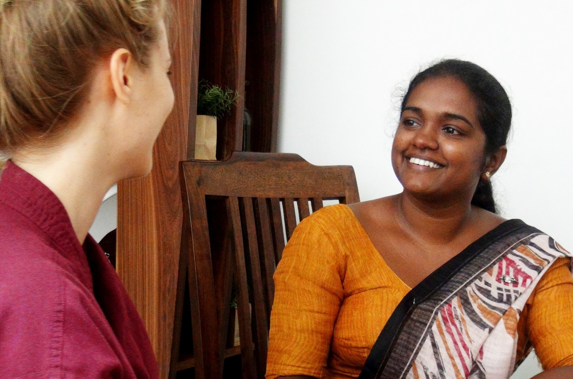 Gast bei einer Konsultation mit einer Ayurveda Ärztin im Shakti Villa Ayurveda Resort auf Sri Lanka.